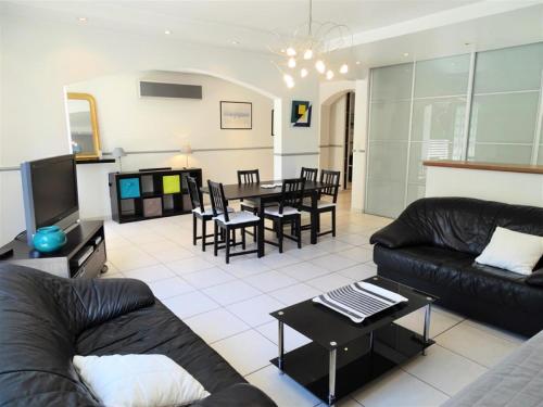 un salon avec un canapé et une salle à manger dans l'établissement Résidence 408-arcachon - Arcachon centre - Quartier Casino MAE-9584, à Arcachon