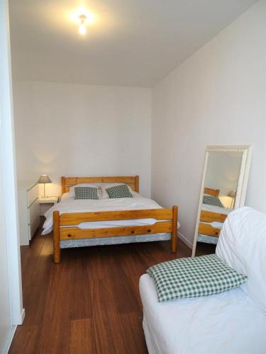 - une petite chambre avec 2 lits et un miroir dans l'établissement Résidence 408-arcachon - Arcachon centre - Quartier Casino MAE-9584, à Arcachon