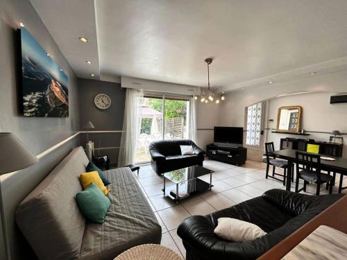 un salon avec un canapé et une table dans l'établissement Résidence 408-arcachon - Arcachon centre - Quartier Casino MAE-9584, à Arcachon