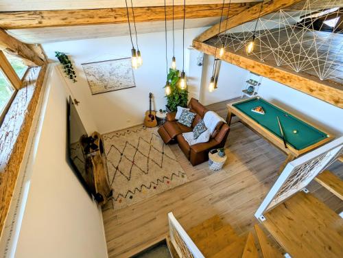 - un salon avec un billard dans l'établissement La Villa Fontaine & Piscine chauffée - Corps d Uriage, à Saint-Martin-d'Uriage