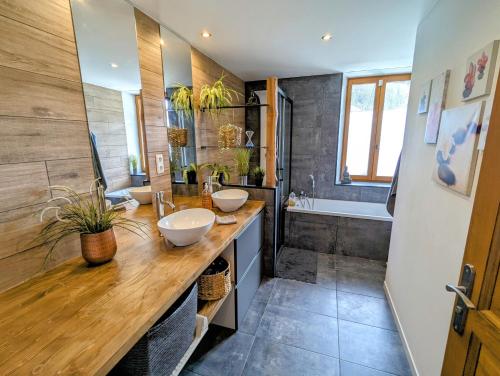 une salle de bain avec deux lavabos et une baignoire dans l'établissement La Villa Fontaine & Piscine chauffée - Corps d Uriage, à Saint-Martin-d'Uriage