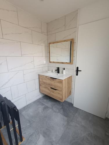 une salle de bain blanche avec un lavabo et un miroir dans l'établissement L'Ondine, single-family home, à Abbeville