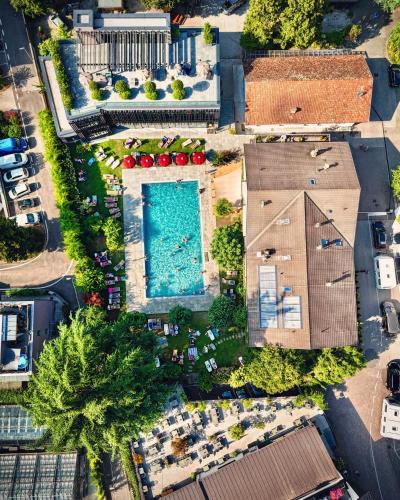 an overhead view of a pool in a parking lot at Hotel CampingPark Steiner in Laives