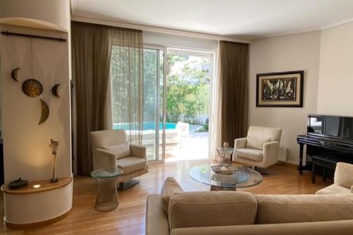 Elegant, villa with pool in Athens Riviera
