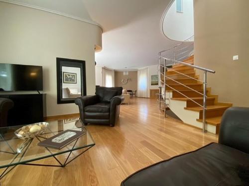 Elegant, villa with pool in Athens Riviera