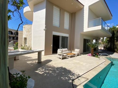 Elegant, villa with pool in Athens Riviera