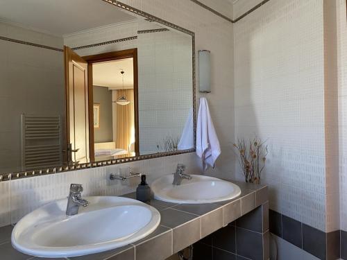 Elegant, villa with pool in Athens Riviera