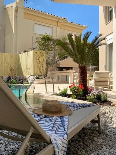 Elegant, villa with pool in Athens Riviera