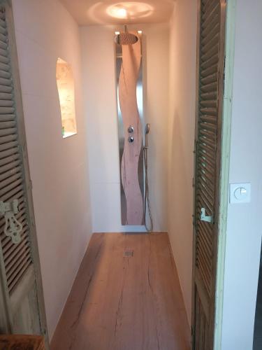 un couloir doté de parquet et d'une peinture murale. dans l'établissement La cachette Provençale, aux Angles (Gard)