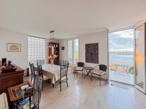 une salle à manger avec une table et des chaises dans l'établissement Villa vue mer - Wifi, AC, Parking, 6pers, à Villefranche-sur-Mer
