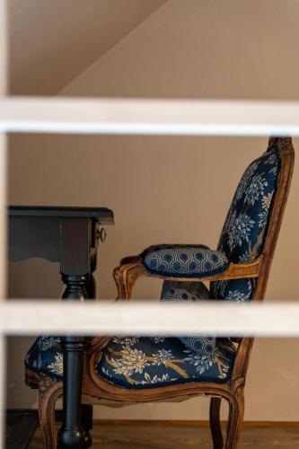 a blue and white chair sitting next to a table at La source de l'abbaye in Tonnerre