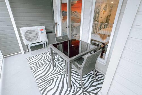 a table and chairs sitting on a porch at Studio EpiK by Gestion ELITE in Mont-Tremblant