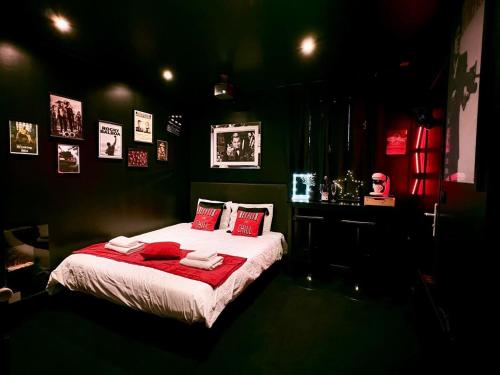 a bedroom with a bed with red sheets and pillows at Dalikyda - Clap 'n Chill - Studio Cinéma - Loveroom in Le Havre