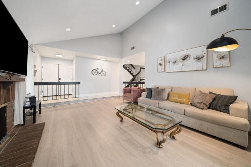 un soggiorno con un divano e un tavolino da caffè di Family friendly 4BR 3BA Townhouse with mountain views a Hacienda Heights