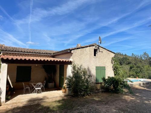 une maison avec une terrasse et une piscine dans l'établissement Le clos Gaya, à Correns
