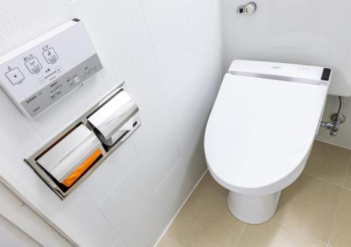 a bathroom with a white toilet in a room at APA Hotel Shinjuku Gyoemmae in Tokyo
