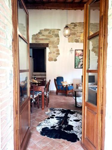 an open door into a living room with a table at Casal'terra - Il Fosso in Salaiola