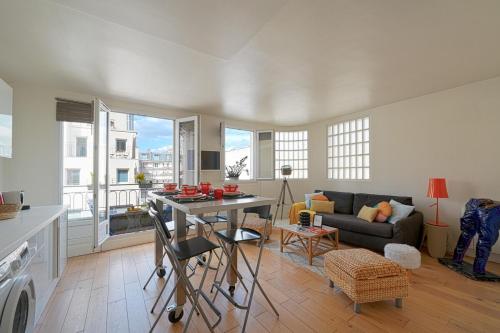 un salon avec un canapé et une table dans l'établissement Apartment Balcony Paris 16 Auteuil, Parc Des Princes, à Paris