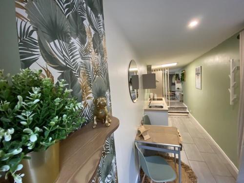 un salon orné d'une peinture zébrée sur le mur. dans l'établissement Dieppe centre historique proche plage et château, à Dieppe