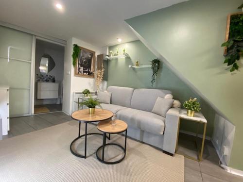 un salon avec un canapé et deux tables dans l'établissement Dieppe centre historique proche plage et château, à Dieppe