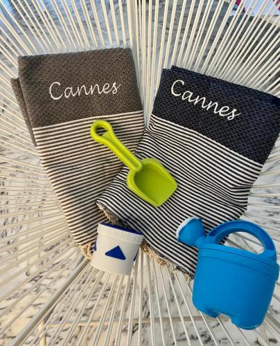 une paire de ciseaux et de conteneurs sur une table dans l'établissement CANNES Martinez- family apartment 100m2, à Cannes