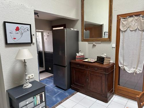 Il comprend une cuisine équipée d'un réfrigérateur et d'une table avec une lampe. dans l'établissement Maison plage, à Torreilles