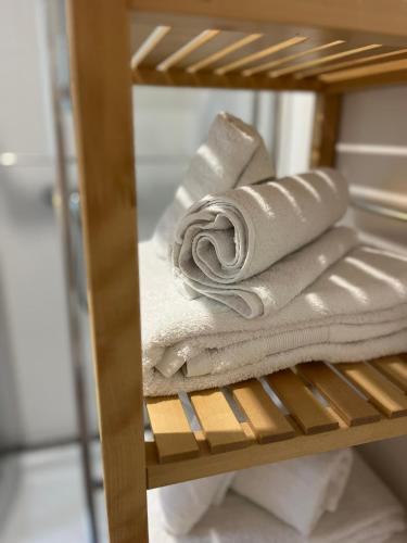 a pile of white towels on a shelf at Casa das Flores Leiria Silvercoast Portugal in Monte Redondo