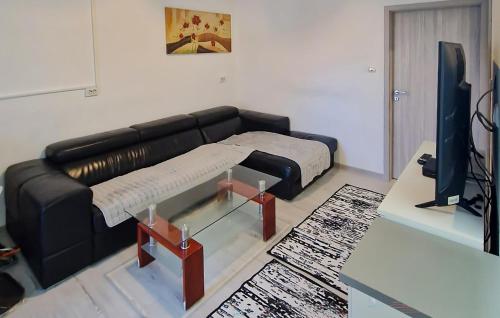 2 Bedroom Gorgeous Apartment In Pula