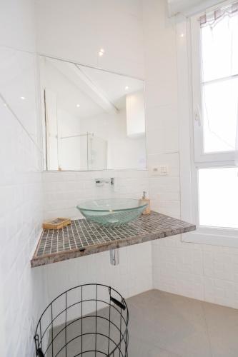 La salle de bains est pourvue d'un lavabo en verre. dans l'établissement Le Grand Palais Studio à 3 min de la Croisette, à Cannes