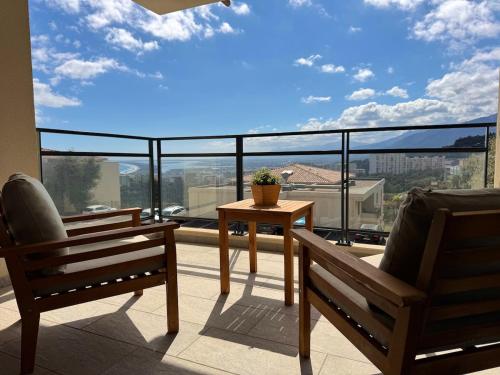 Charming 2-bedroom with sea and mountain views