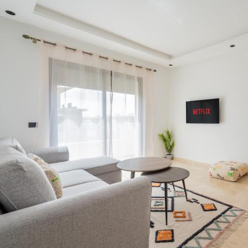 una sala de estar con un sofá y una mesa en Studio Raffiné et Lumineux, en Casablanca