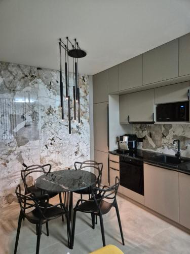 Kuchyň nebo kuchyňský kout v ubytování Alfa Apartment Free Parking Air Condition