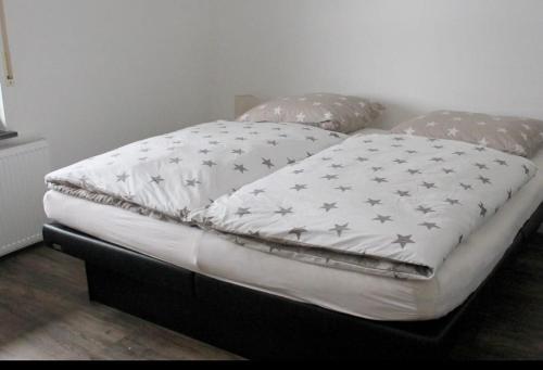 Ένα ή περισσότερα κρεβάτια σε δωμάτιο στο Ferienhaus Eifelsteig Krimihauptstadt Hillesheim