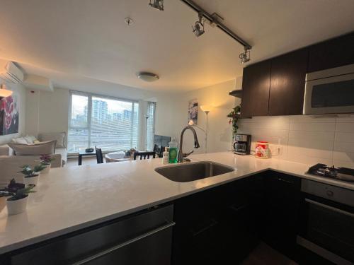 Η κουζίνα ή μικρή κουζίνα στο Luxury 1BR in Richmond Centre