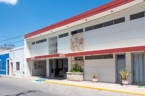 an empty street in front of a building at Nuevo Paris Hotel in Mérida