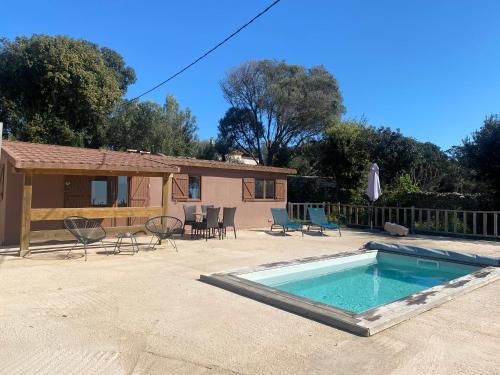 Petit chalet d’été avec piscine privée chauffée