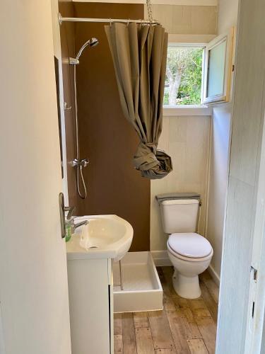 une petite salle de bain avec toilettes et lavabo dans l'établissement Petit chalet d’été avec piscine privée chauffée, à Bonifacio