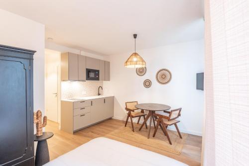 eine Küche und ein Esszimmer mit Tisch und Stühlen in der Unterkunft M034 Studio bohème centre ville in Annemasse