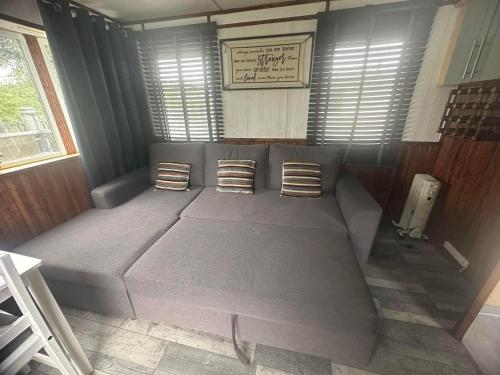 Ruang duduk di Chantelle & Ashleys Caravan Getaway