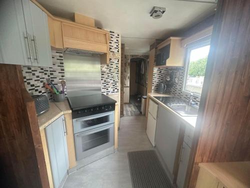 Dapur atau dapur kecil di Chantelle & Ashleys Caravan Getaway