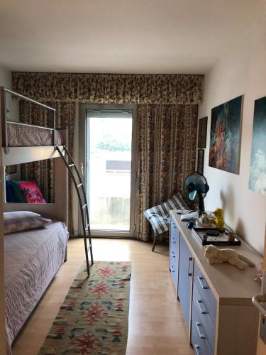 une chambre avec un lit superposé et un bureau dans l'établissement La Villa Rimbaud, à Cannes