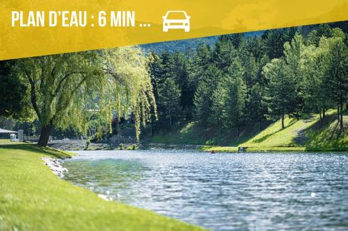 une photo d'un lac avec une voiture garée à côté de celui-ci dans l'établissement Escapade Provençale T2, à Digne-Les-Bains