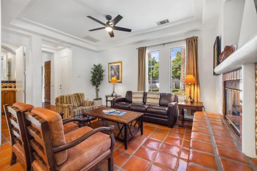 een woonkamer met lederen meubels en een open haard bij SV104 Spacious Single Story 1 Bedroom Spa Villa in La Quinta