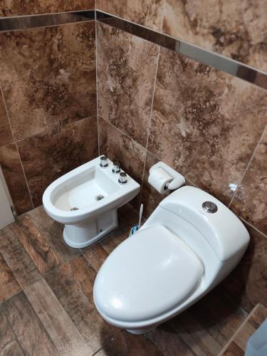 un baño con inodoro y lavabo en Depto Civora 4, en Villa Regina