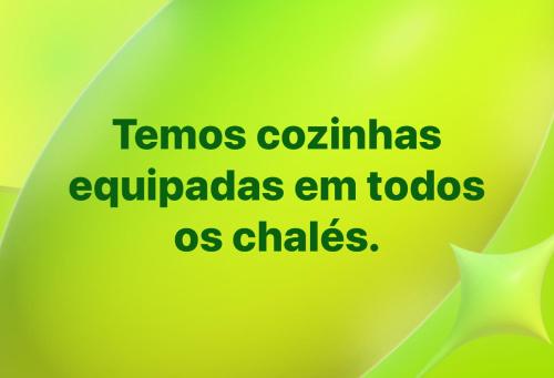 a green sign that reads temos corinthianslisheslisheslisheslisheslisheslishes at Eco Chalés Águas Claras in Lumiar