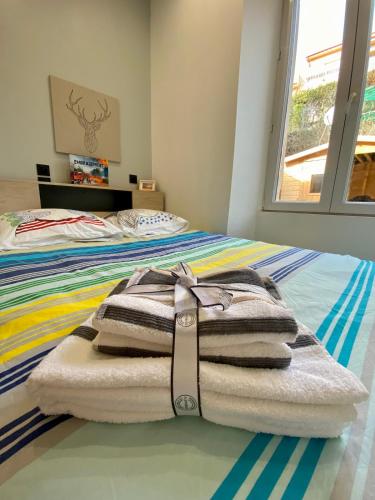 une pile de serviettes posée sur un lit dans l'établissement Charmant Petit studio proche Centre et Plage, à Banyuls-sur-Mer