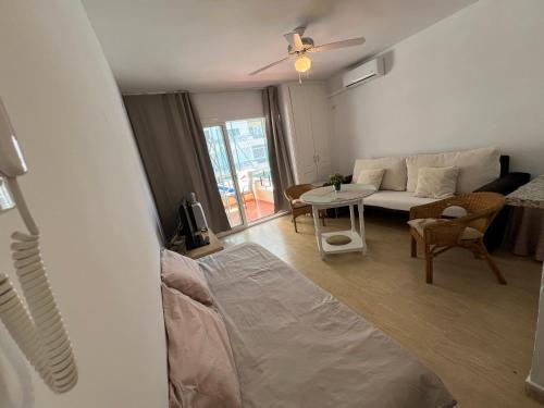 a living room with a couch and a table at Magnífico Apartamento en La Carihuela, Torremolino in Torremolinos