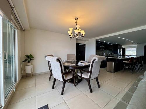 TV a/nebo společenská místnost v ubytování Jr Penthouse 5BR-5BA Villa with Pool