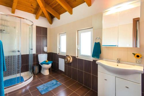 Ένα μπάνιο στο Haus In Kolympia Mit Garten Und Bergblick