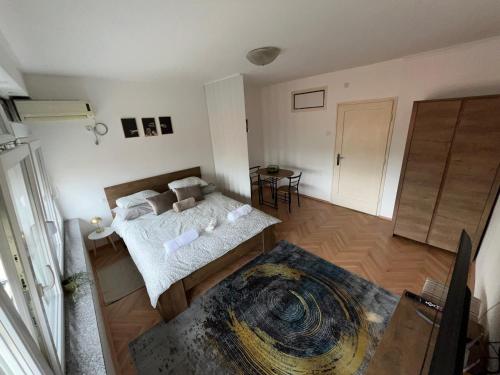 Ένα ή περισσότερα κρεβάτια σε δωμάτιο στο Dora Apartman